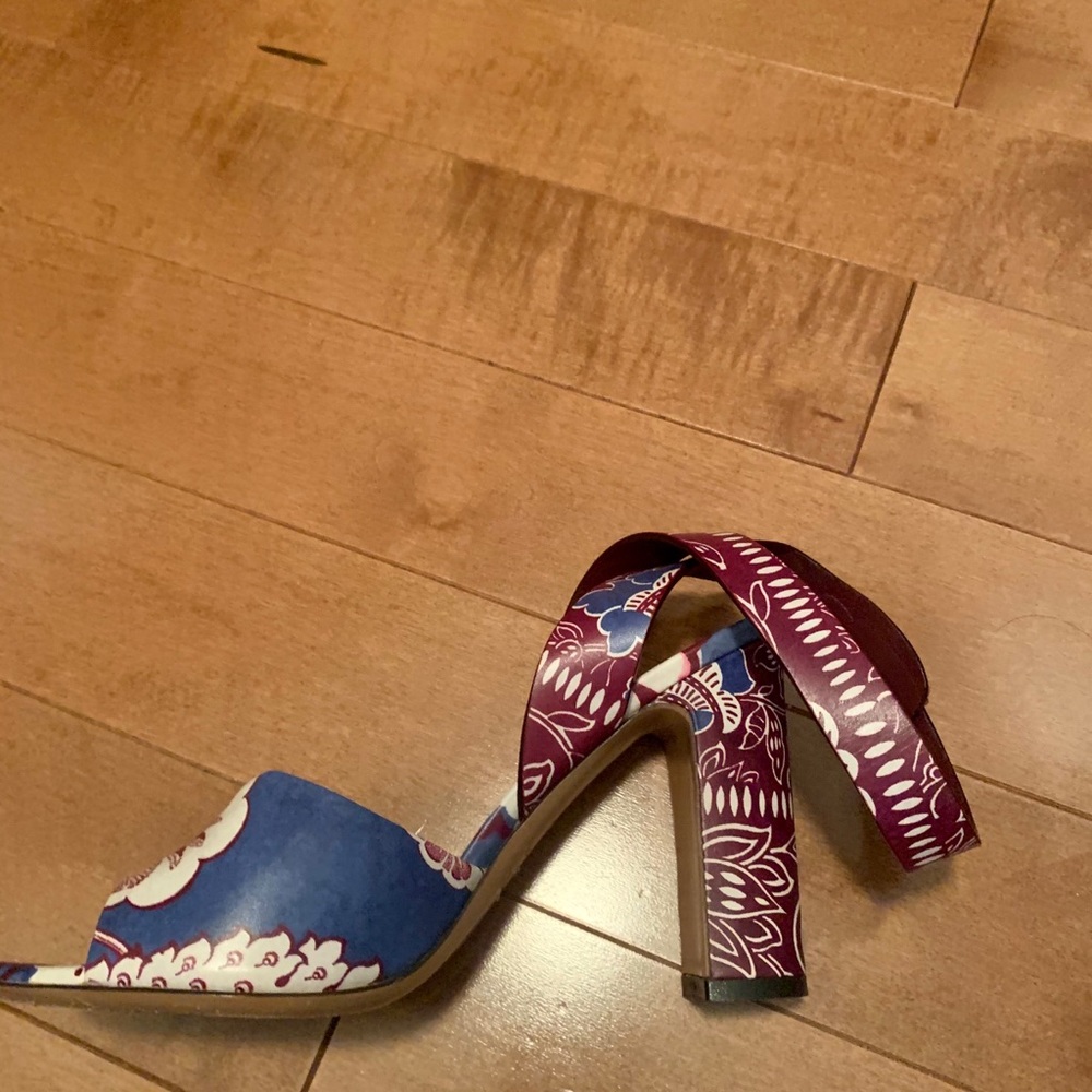 ✨ VALENTINO size 6.5 wedges- offers welcomed!!!!!✨ - Picture 4 of 8